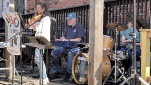 Local fiddler Beth Oness jamming with H3O Jazz Trio.